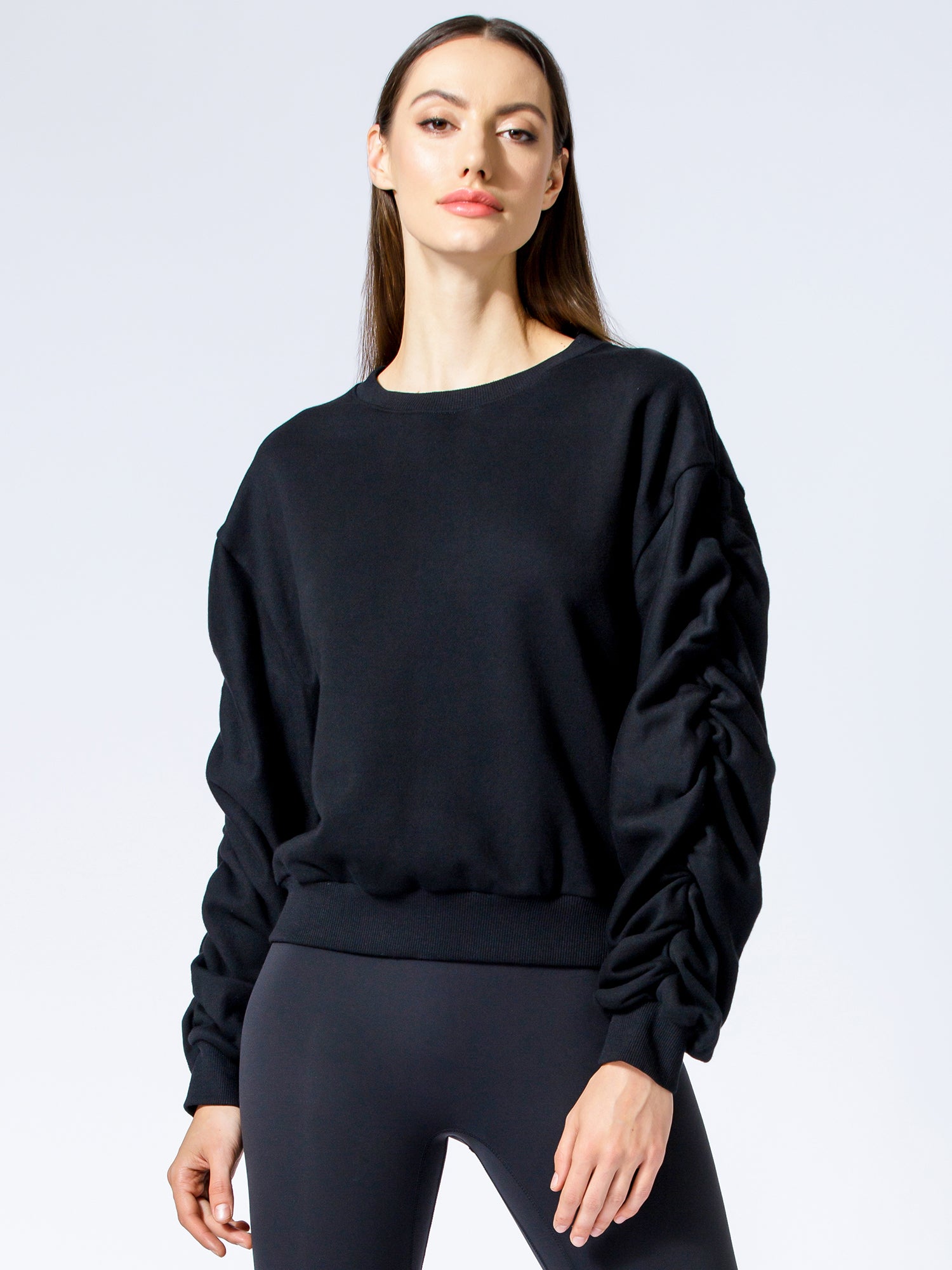 RUCHED RUNWAY SWEATSHIRT, BLACK