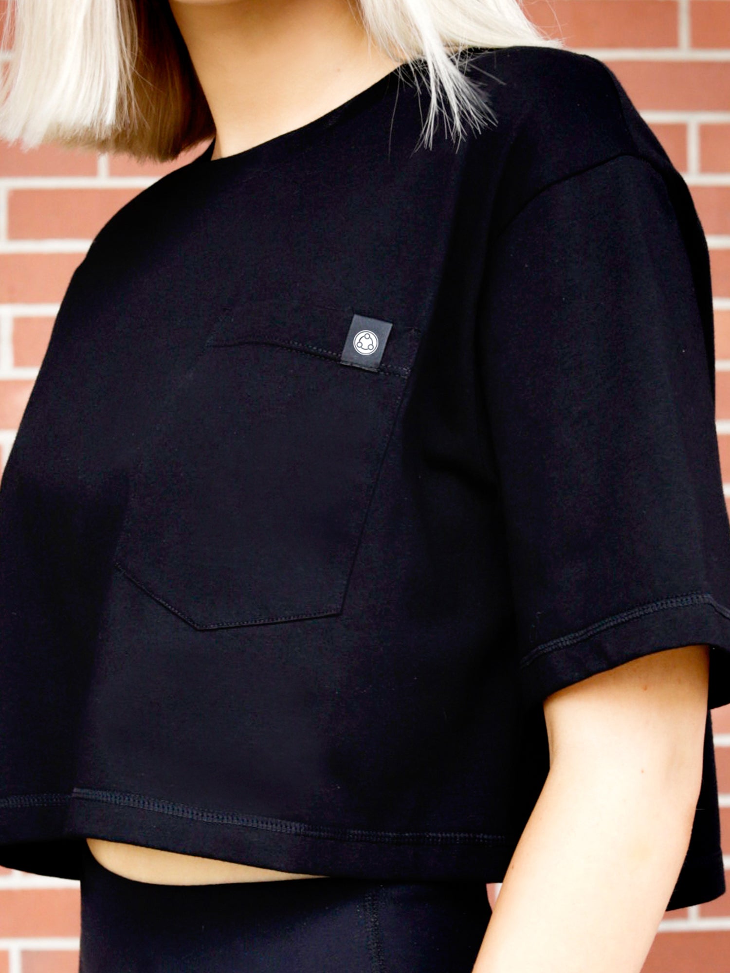 CROPPED POCKET TEE, BLACK