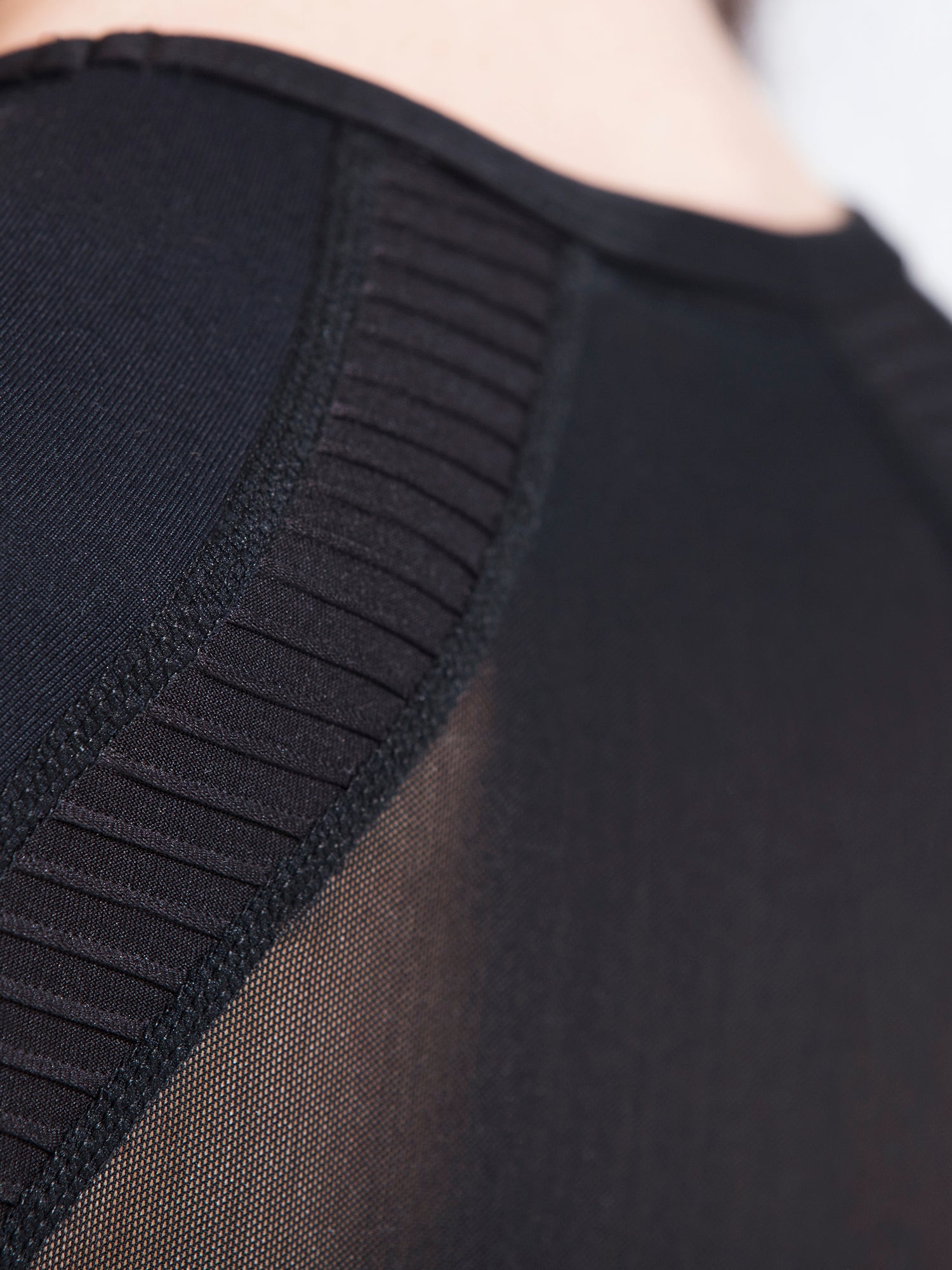 PLEATED MESH TEE, BLACK