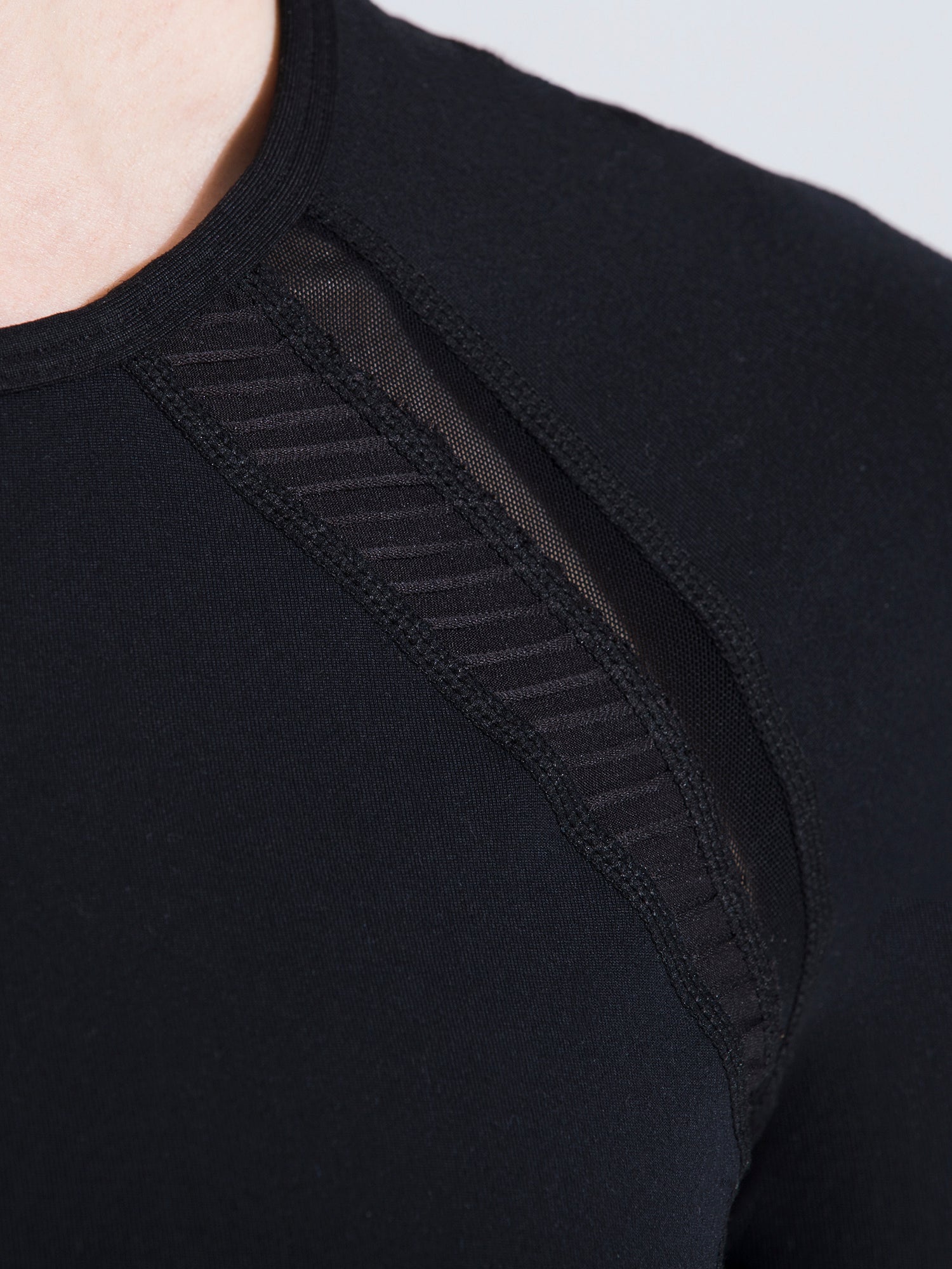 PLEATED MESH TEE, BLACK